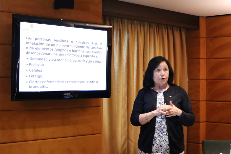 La Dra. Maria Àngels Calvo en su ponencia "Impacto de la contaminación microbiológica ambiental en la salud respiratoria"