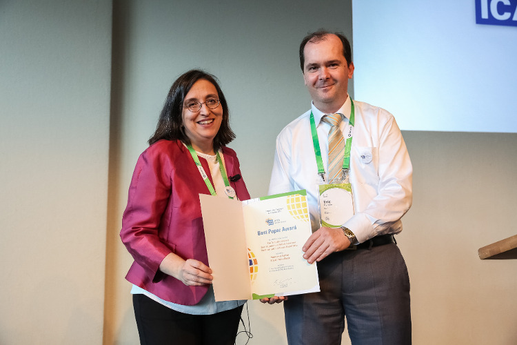 Montserrat Guillen Estany recibe el premio a la investigación sobre seguros de coche