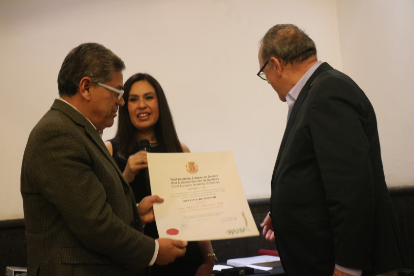 Diploma honor de la RAED. Ing Salvador Hernández Vélez, Rector UAC Univ. Autonoma Coahuila