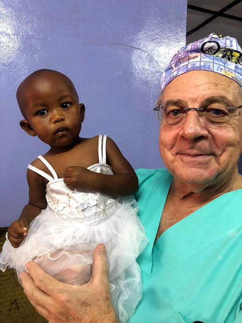 Dr. Clarós con paciente - Misión humanitaria a Burundi