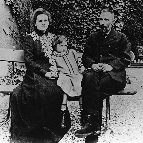 Familia, Pierre y Marie Curie con su hija Irène, c. 1904, poco después de que la pareja hubiera compartido el Premio Nobel de Física
