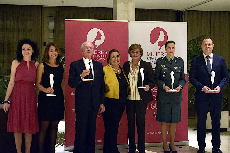 Los premiados con Giovanna de Calderón, Presidenta de Mujeres para el Dialogo y la Educación