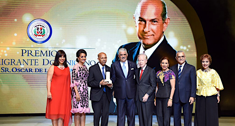 Entrega del "Premio al Emigrante Dominicano Oscar de la Renta" a Carlos Dante Heredia