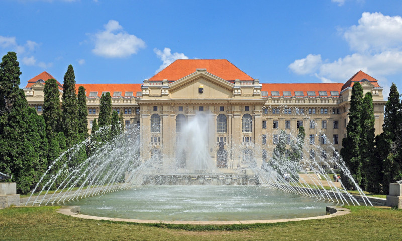 La Real Academia firma sendos convenios con las universidades de Széchenyi y Debrecen