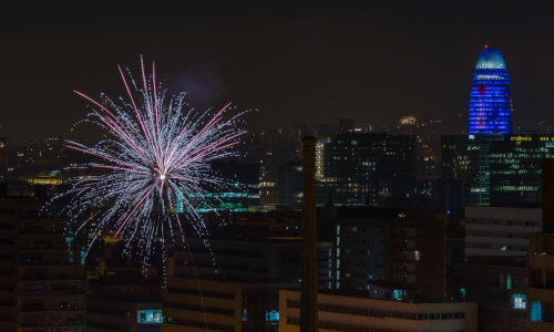 Las luces y colores que dejó la verbena de Sant Joan en Barcelona