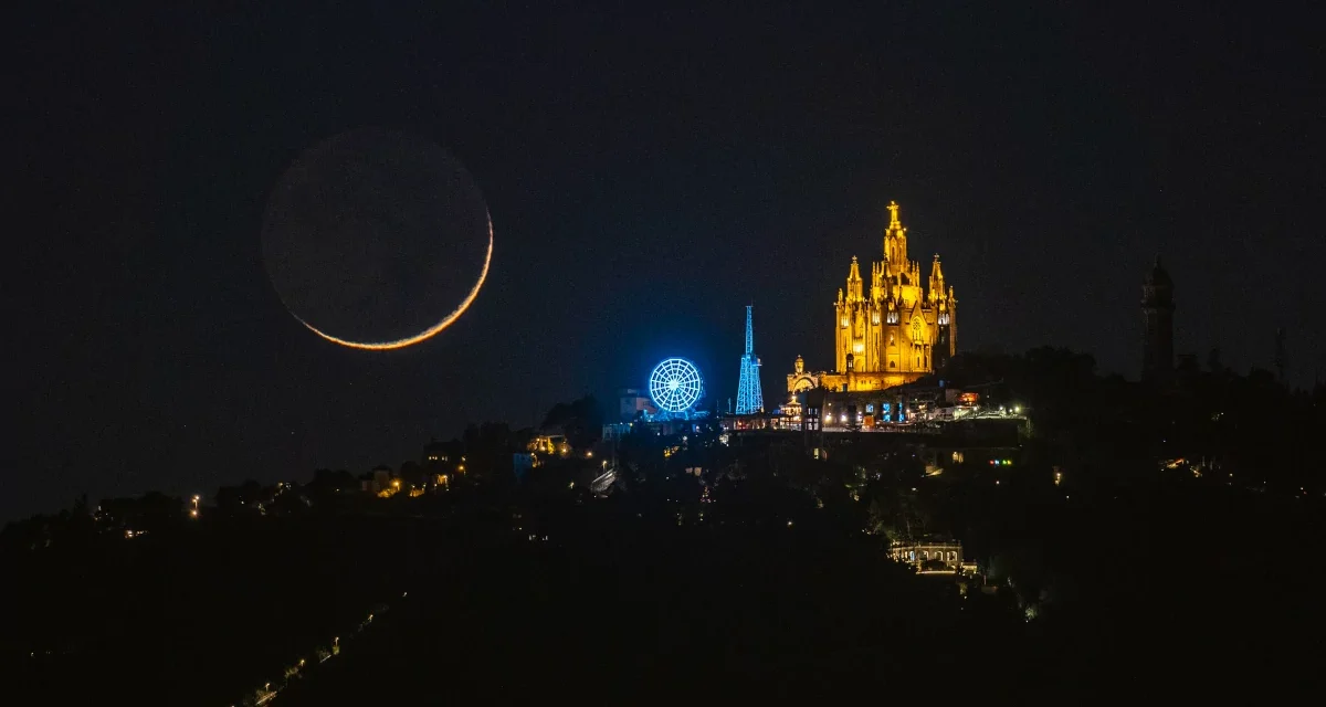 La lluna nova s’exhibeix al cel de Barcelona