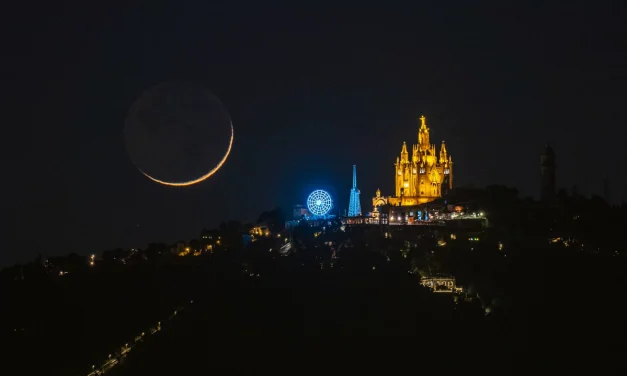 La luna nueva se exhibe en el cielo de Barcelona