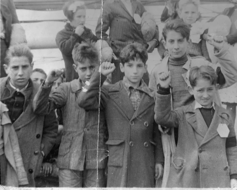 Niños de padres republicanos en una foto antes de exiliarse en diversos países del mundo