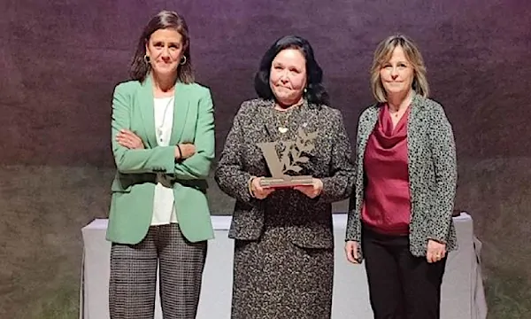 Maria Àngels Calvo (centro) en la recepción del premio VETS