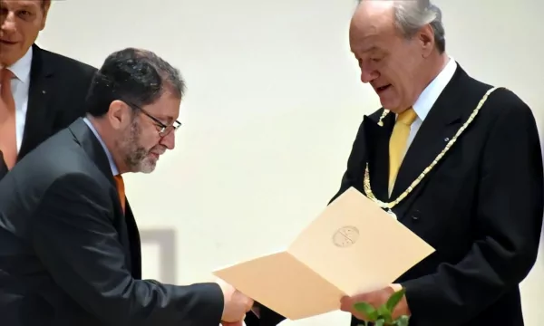 Francisco López (esquerra), en el seu nomenament com a Acadèmic de l'European Academy of Sciences and Arts