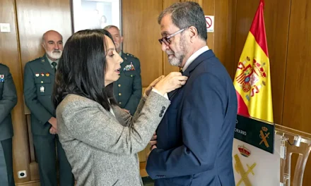 López Muñoz recibe el máximo reconocimiento de la Guardia Civil