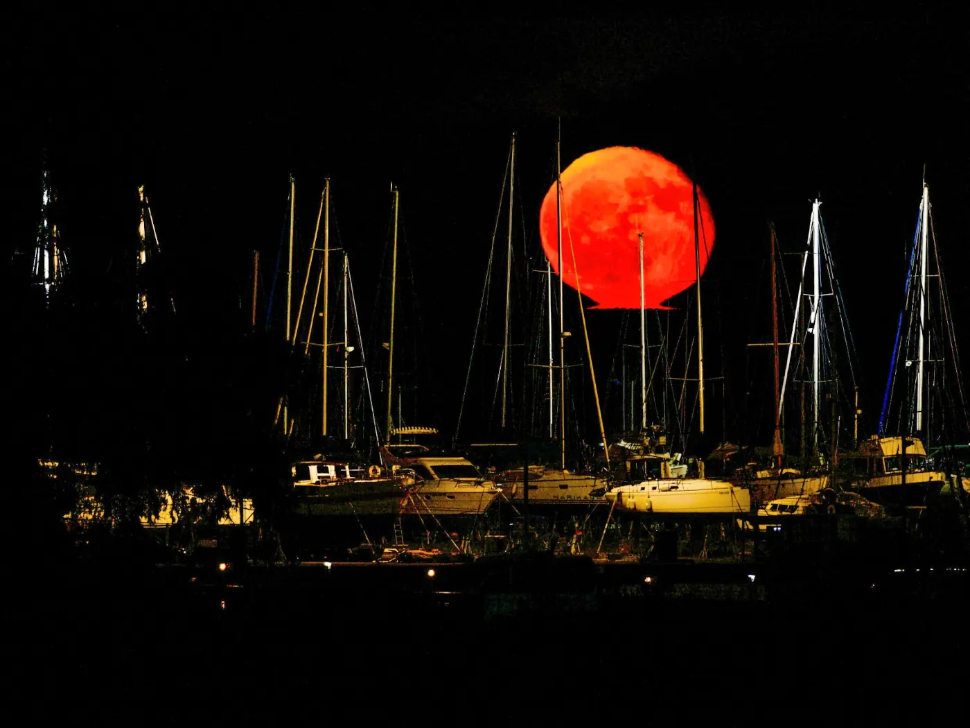 Efecto omega en la luna, en el puerto de La Ràpita.(Luis Pons)