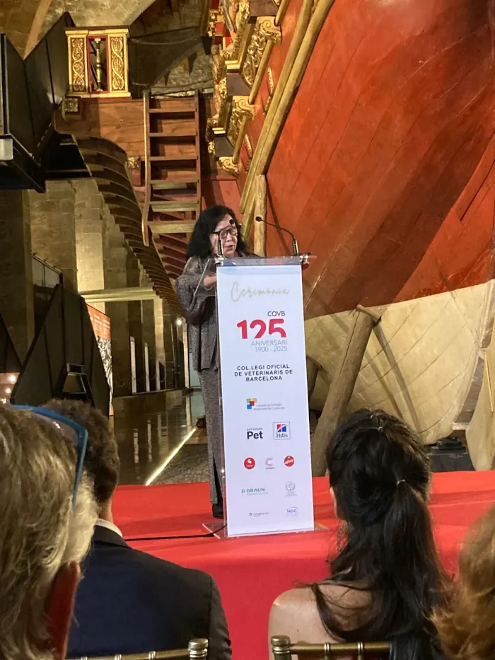 La Dra. Maria Àngels Calvo, durante la entrega de un reconocimiento por parte del Colegio Oficial de Veterinarios de Barcelona