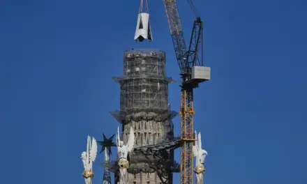 La gran cruz que coronará Barcelona