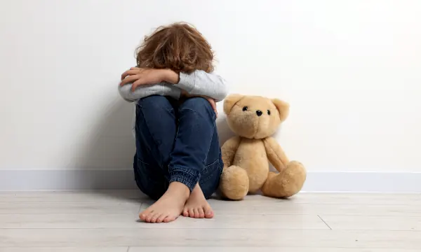 Cuidando de nuestros menores: de las carencias afectivas al maltrato y los abusos