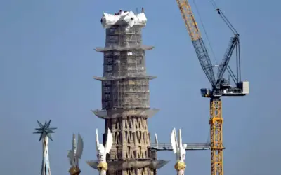 La Sagrada Familia ya abraza Barcelona