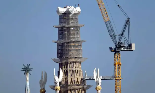 La Sagrada Familia ya abraza Barcelona
