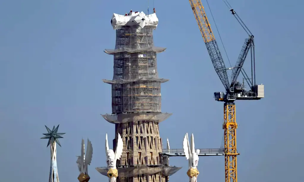 La Sagrada Familia ya abraza Barcelona
