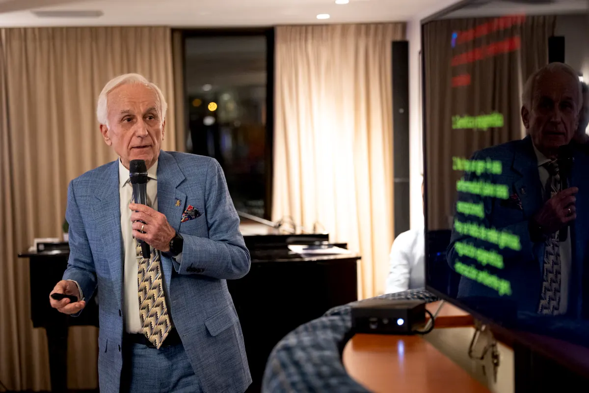 Dr. Joaquim Gironella, durante la exposición de su ponencia en el X Encuentro Académico Internacional de la RAED